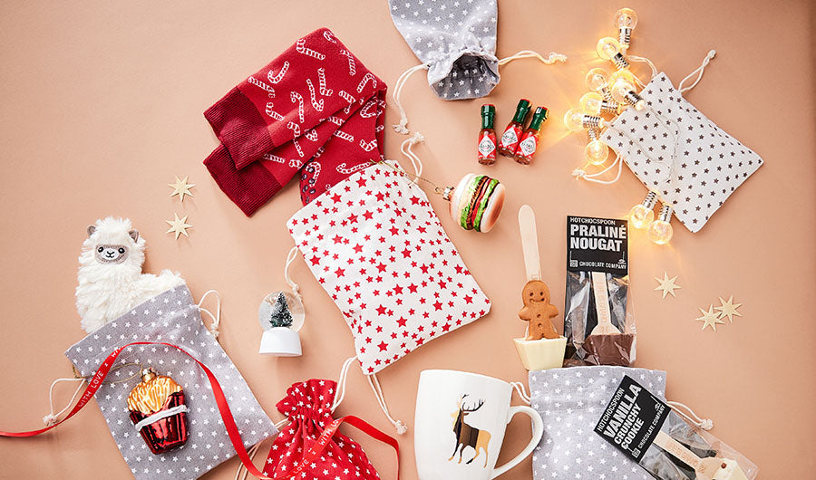 Adventskalender-Füllungen in Stoffsäckchen mit Süßigkeiten und Deko