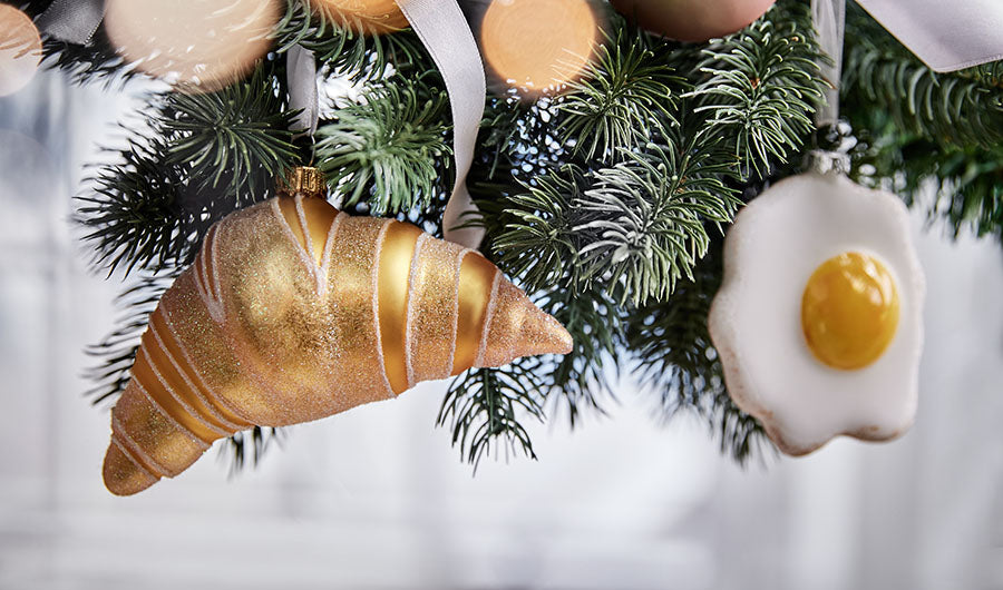 Croissant und Spiegelei als goldener Weihnachtsbaumschmuck