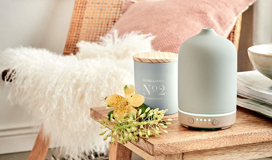 Stilvoller Raumdiffuser mit schwarzen Duftstäbchen in Glasflasche