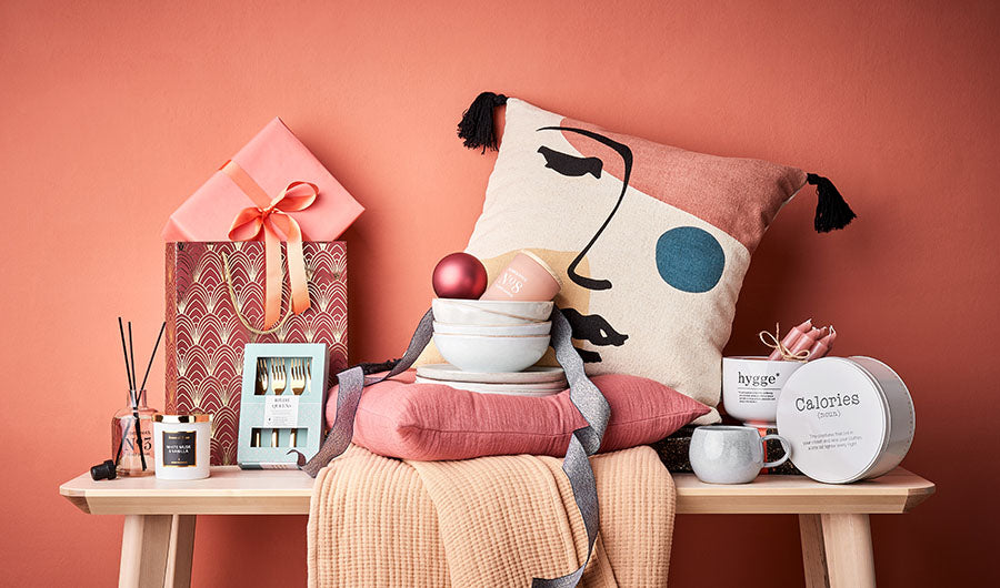 Geschenke für Frauen mit Duftkerzen Kissen und rosa Geschenktüte