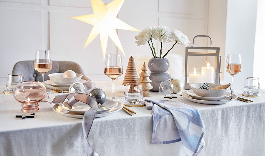 Weihnachtliche Tischdeko mit Sternenlampe Roséwein und Holzbäumchen