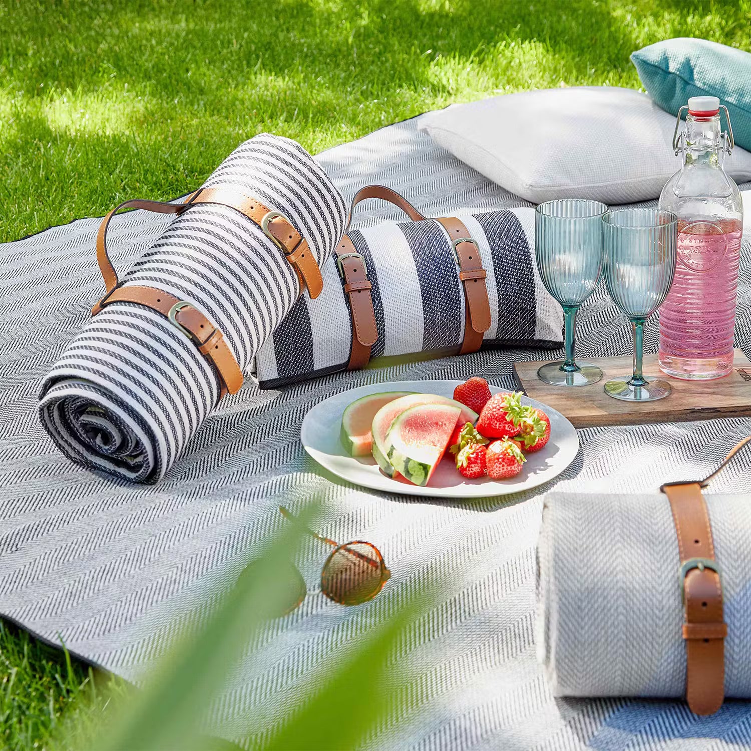 WANDERLUST Picknickdecke Streifen - Polyacryl / Polyester - Creme