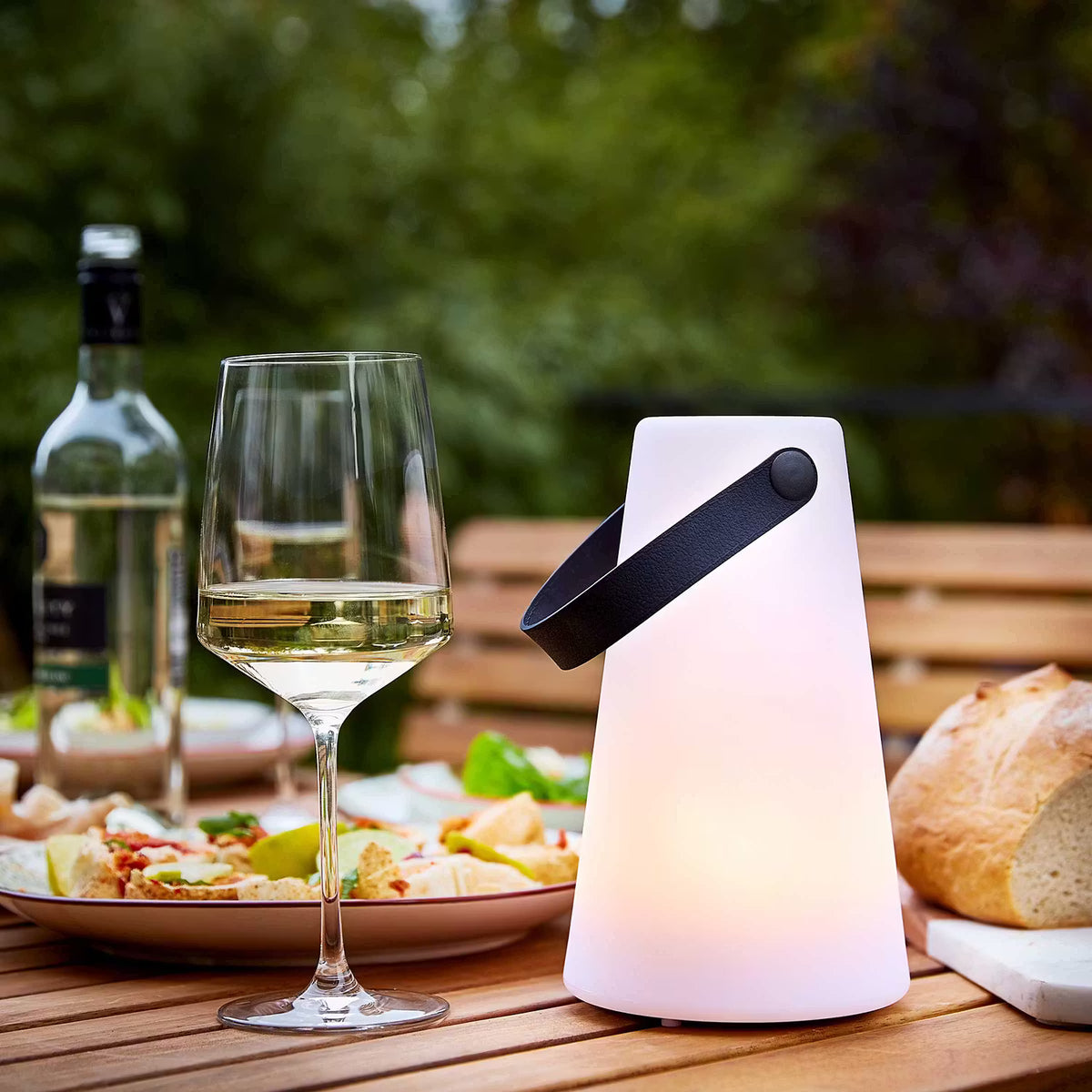 LIGHT UP LED-Tischleuchte – Licht für drinnen & draußen – BUTLERS