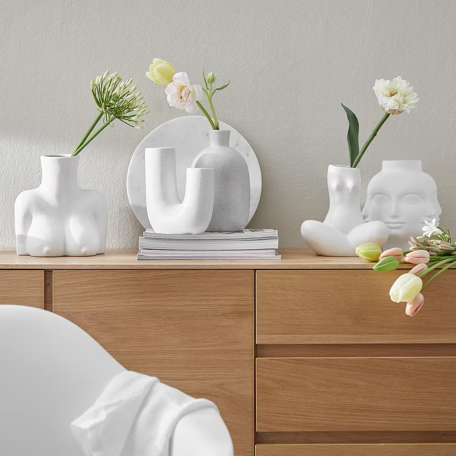 KIM Vase Silhouette sitzend - Steingut - Weiß