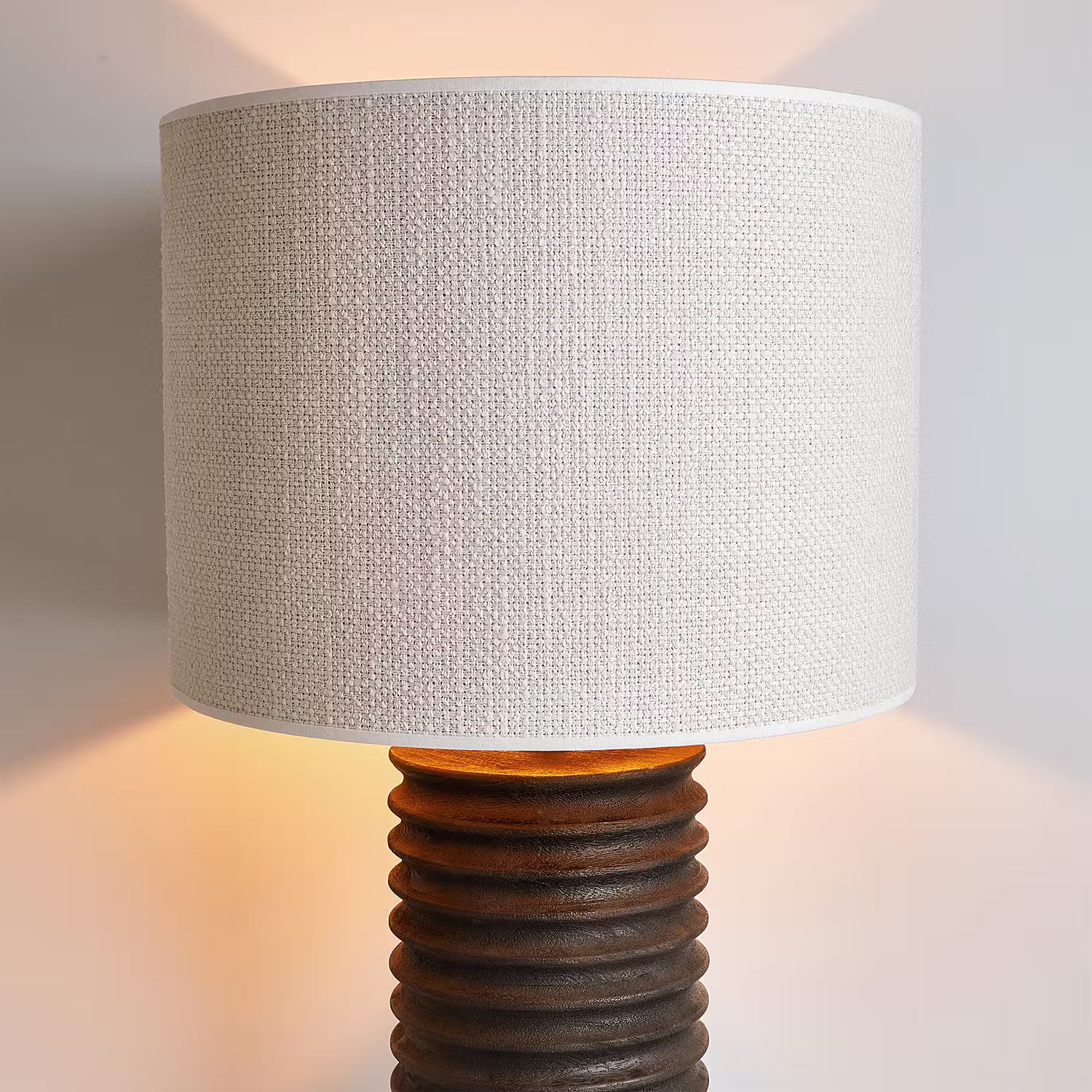 GROOVED Tischleuchte - Mangoholz / Polyethylen / Polyacryl / Eisen - 1-flammig