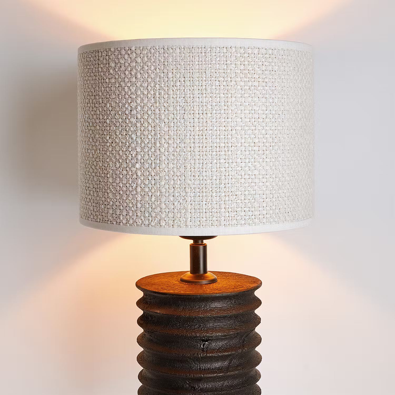 GROOVED Tischleuchte - Mangoholz / Polyethylen / Polyacryl / Eisen - 1-flammig