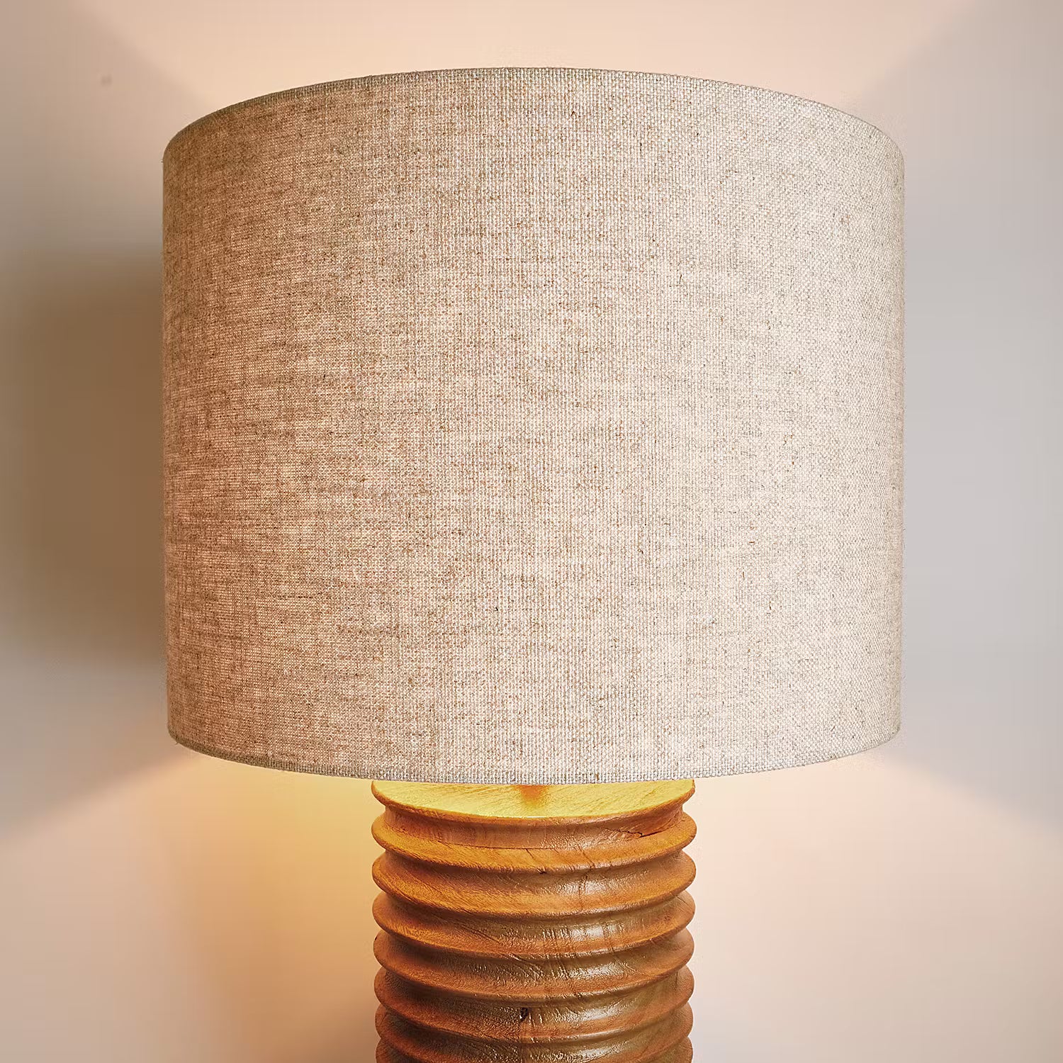 GROOVED Tischleuchte - Mangoholz / Leinen / Viskose / Eisen - 1-flammig