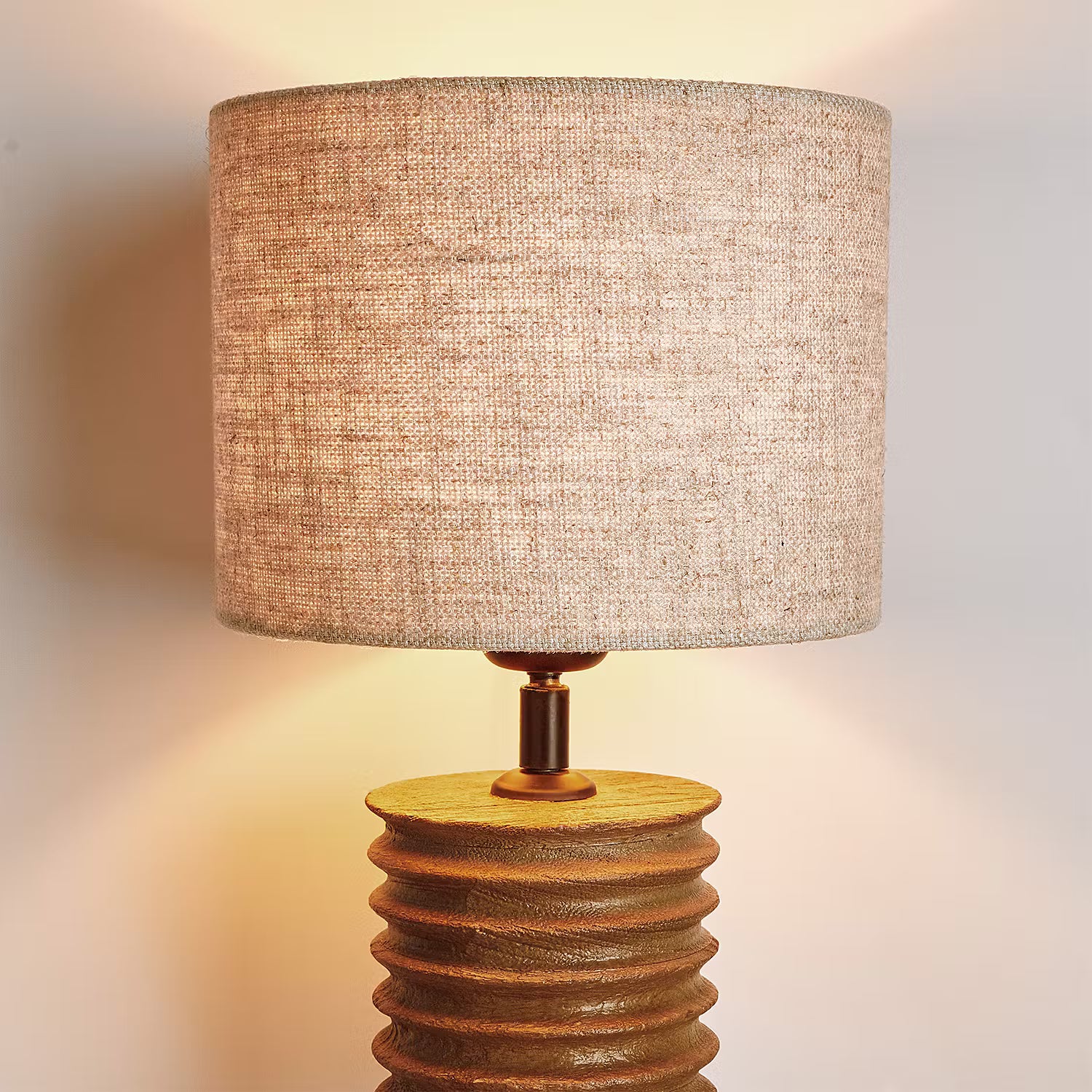 GROOVED Tischleuchte - Mangoholz / Leinen / Viskose / Eisen - 1-flammig
