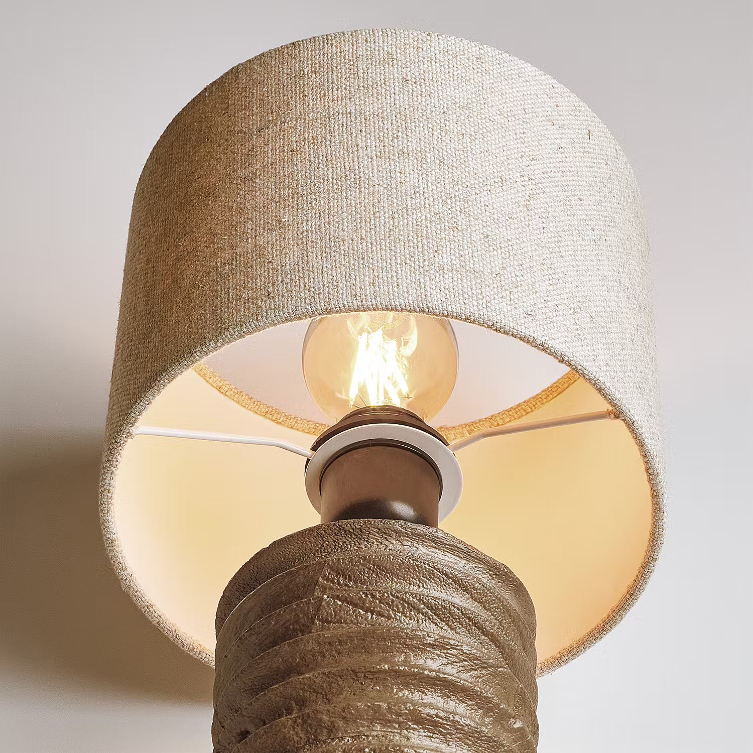 GROOVED Tischleuchte - Mangoholz / Leinen / Viskose / Eisen - 1-flammig