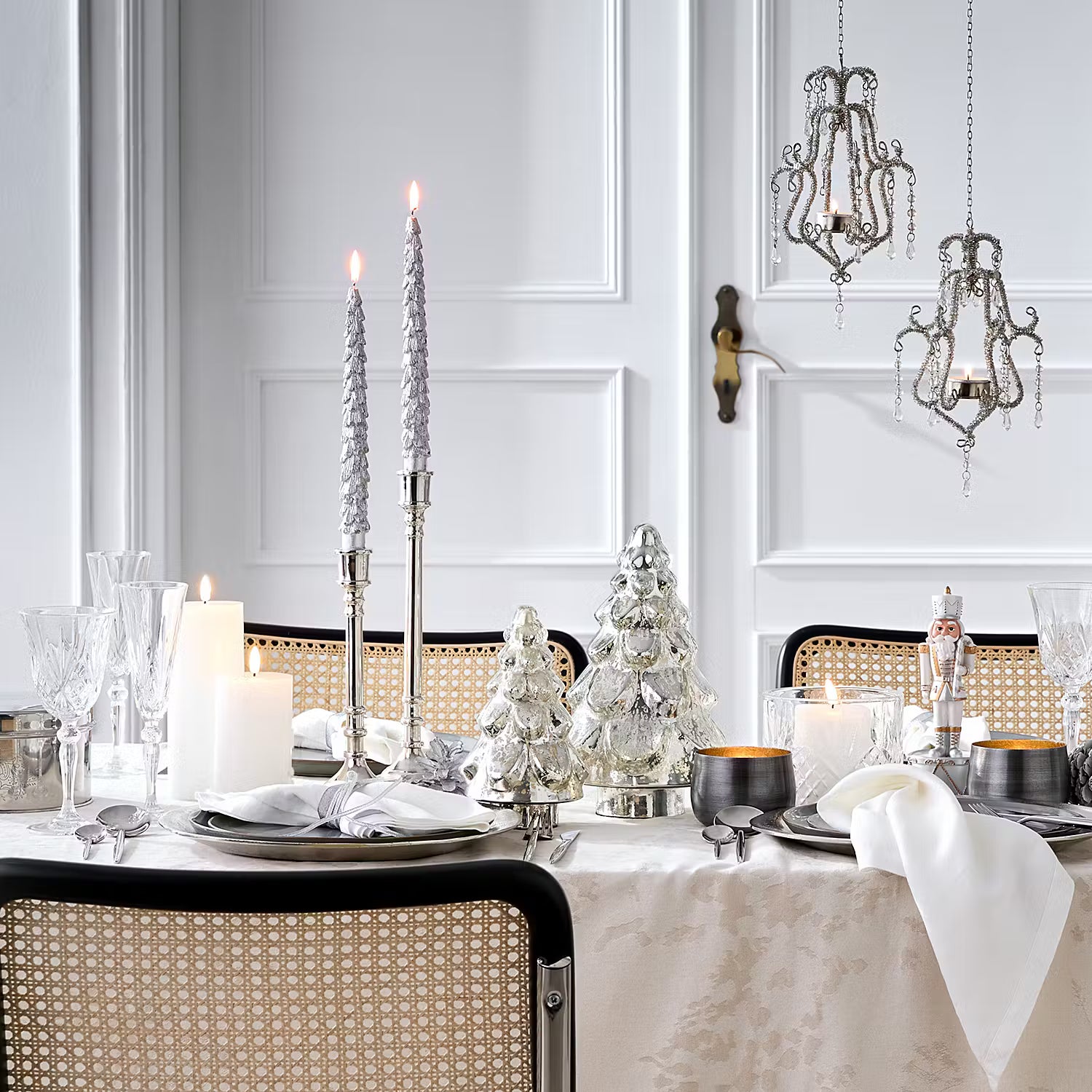 Weihnachtsdeko Für Den Tisch BUTLERS Kerzenhalter „Hazy Shades“ Aus Steingut – Runder Kerzenständer, 21 Cm, Für Advent & Weihnachten Kerzenteller Für Stumpenkerzen