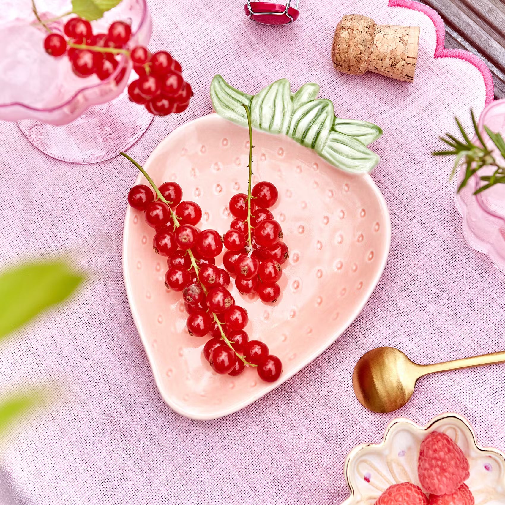 STRAWBERRY Deko-Schale - Steingut - Pastellrosa