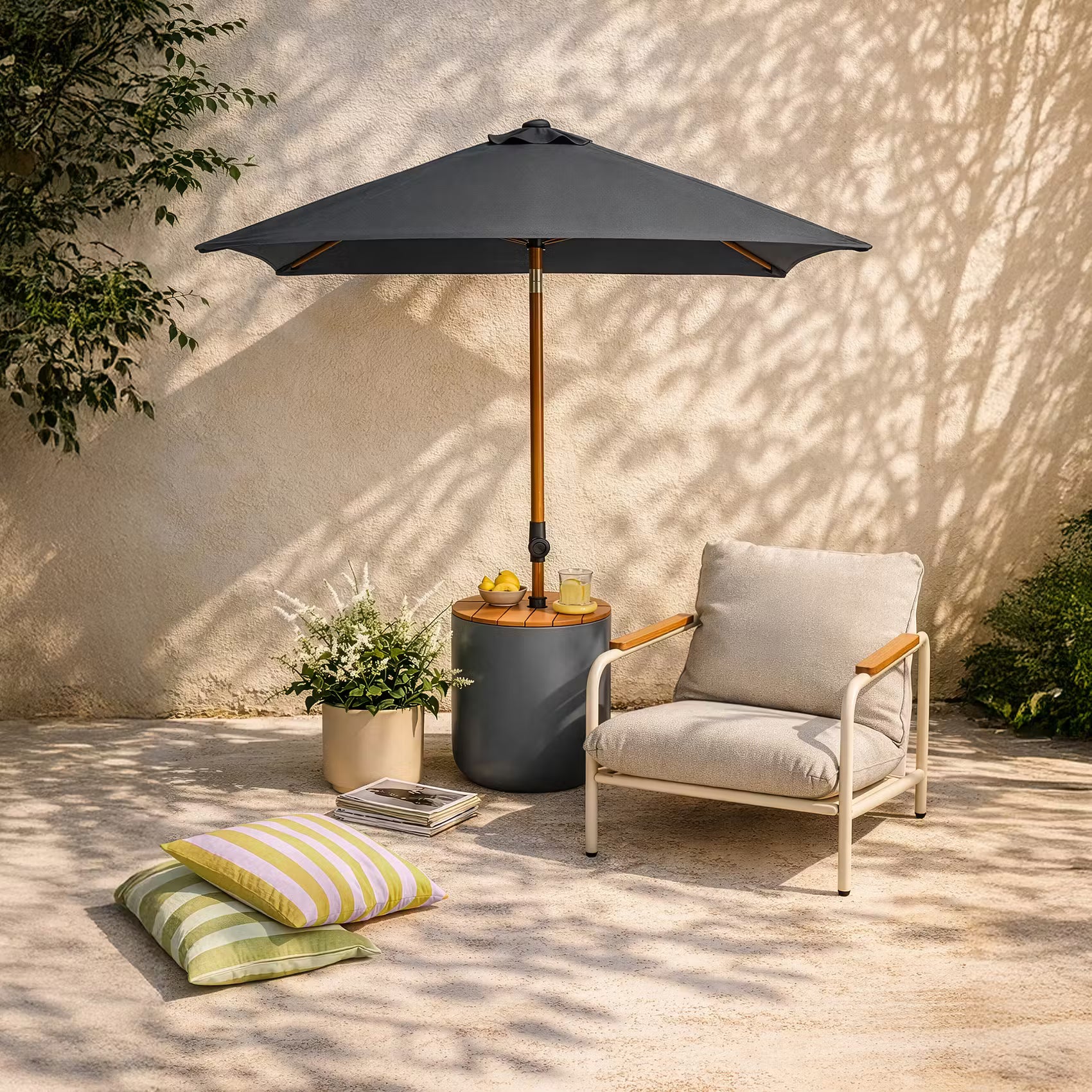 COVERT Sonnenschirmständer mit Tisch