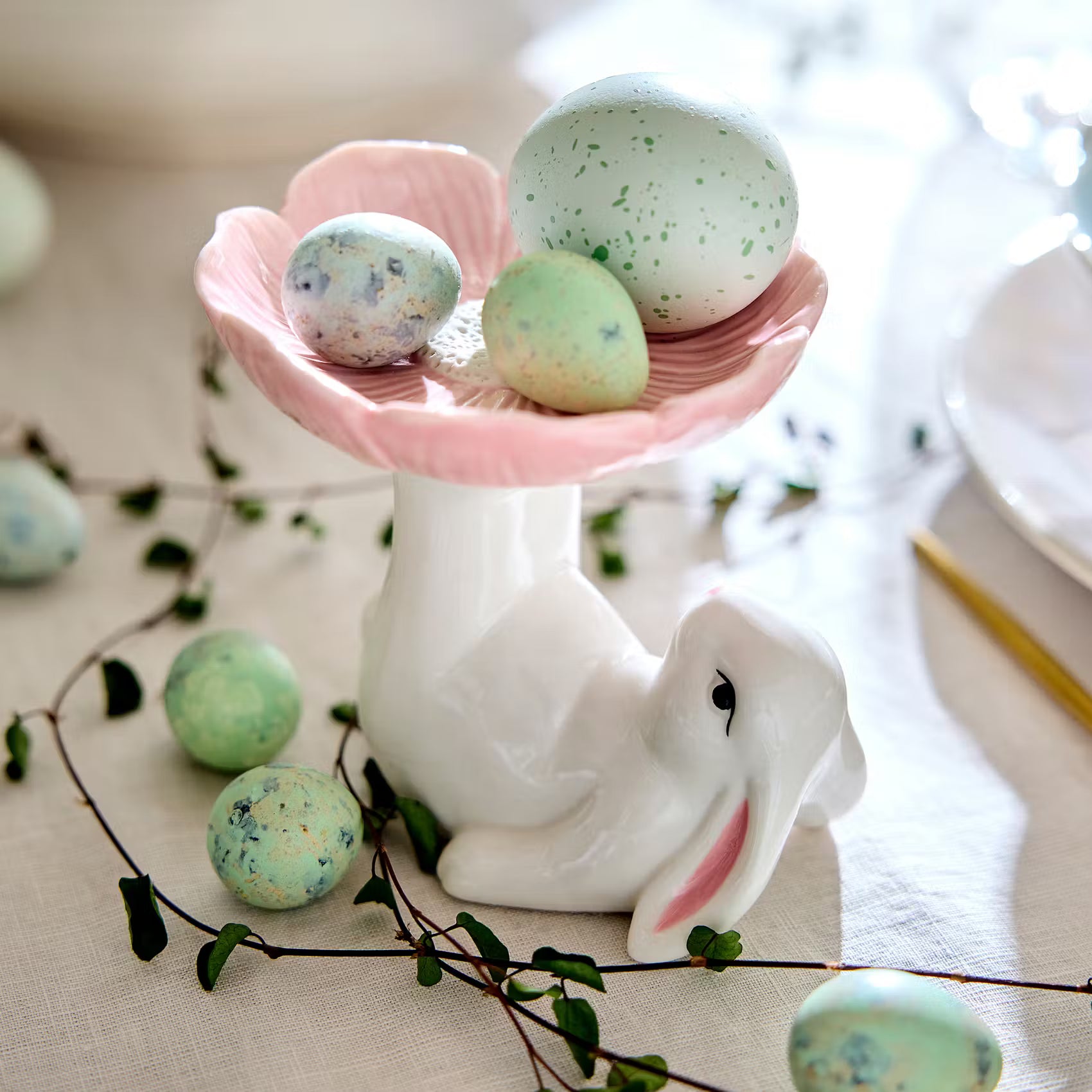 EASTER Deko Hase mit Blume - Steingut - Weiß