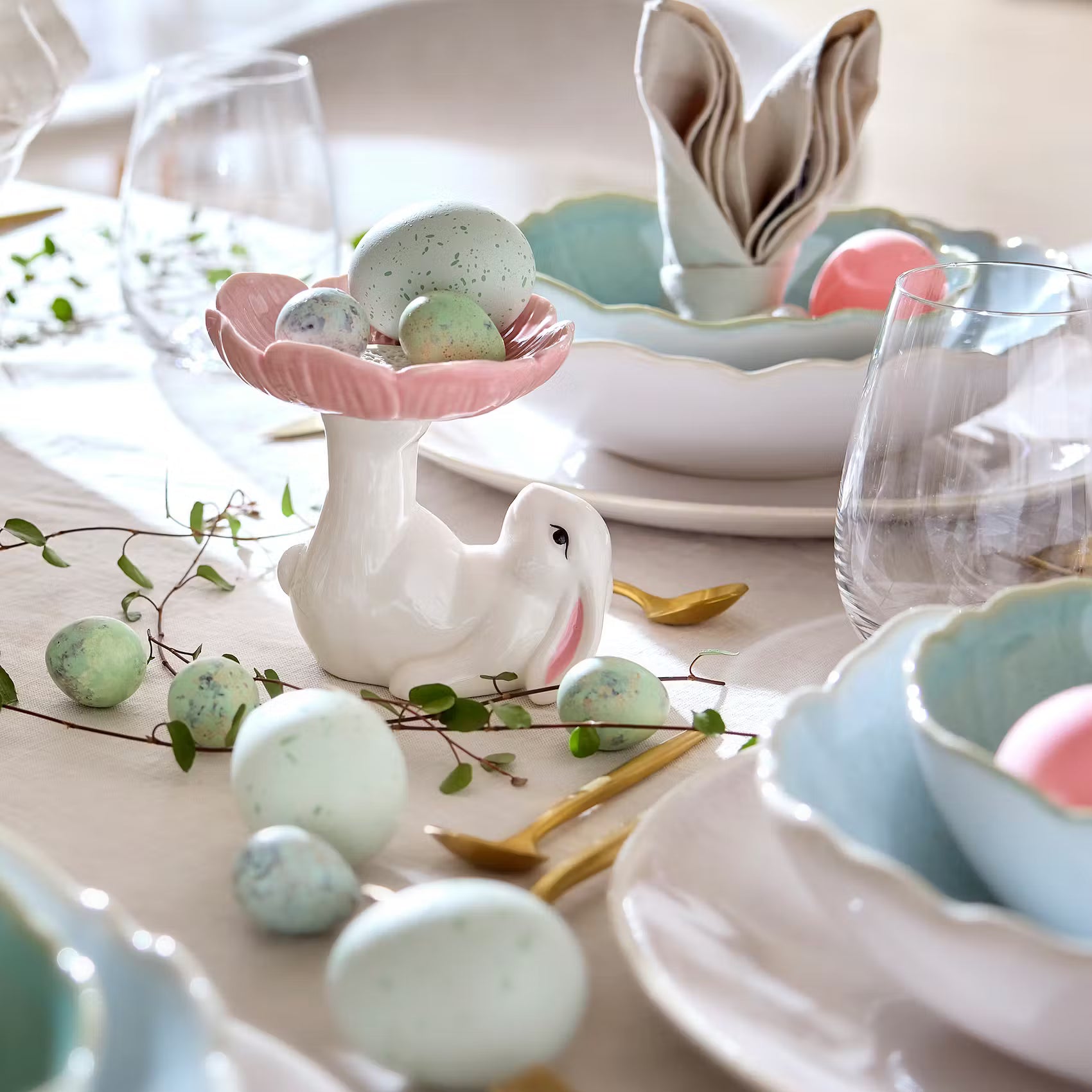EASTER Deko Hase mit Blume - Steingut - Weiß