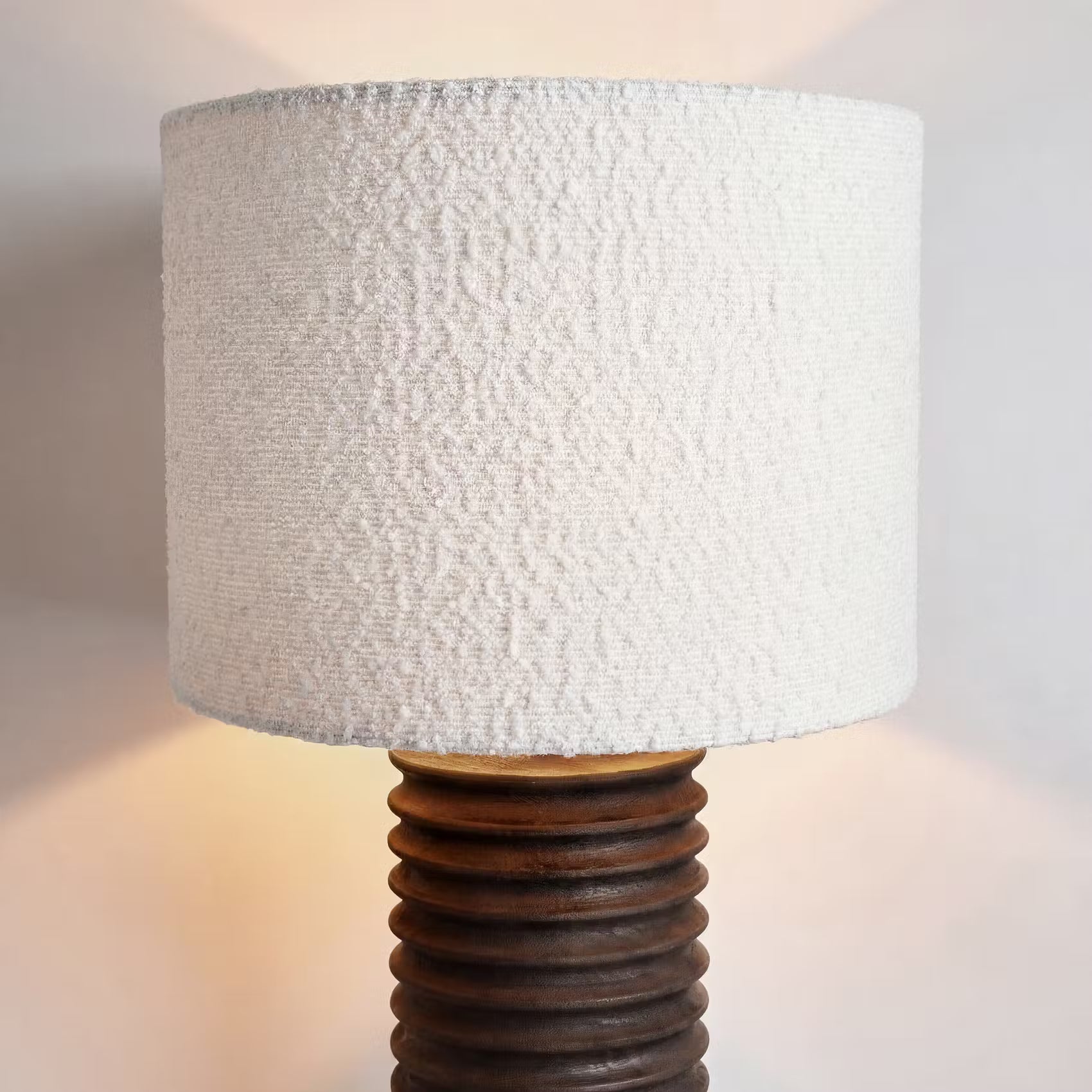 GROOVED Tischleuchte - Mangoholz/Polyester/Polyacryl/Eisen - Schwarz/Weiß -1-flammig