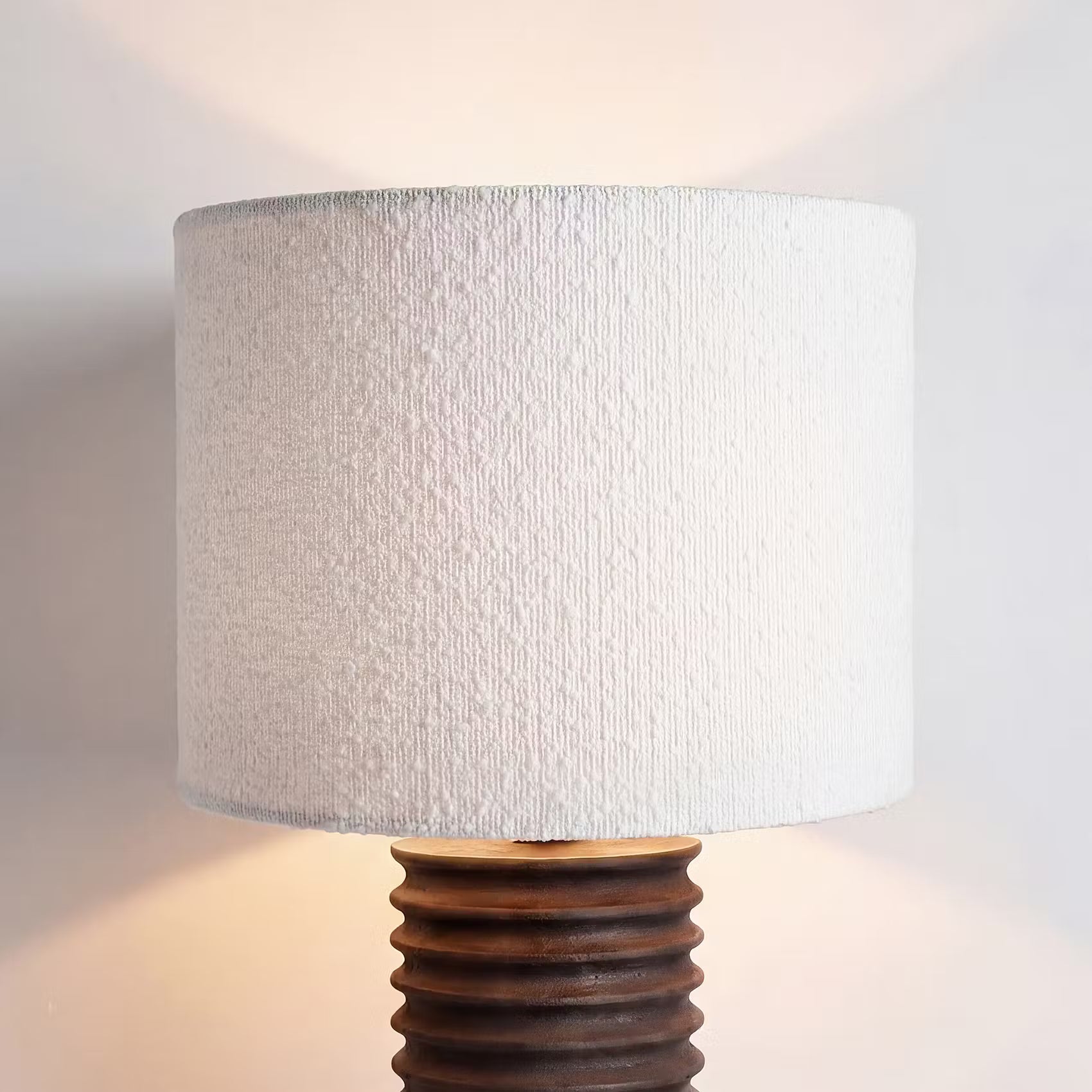 GROOVED Tischleuchte - Mangoholz/Polyester/Polyacryl/Eisen - Schwarz/Weiß -1-flammig