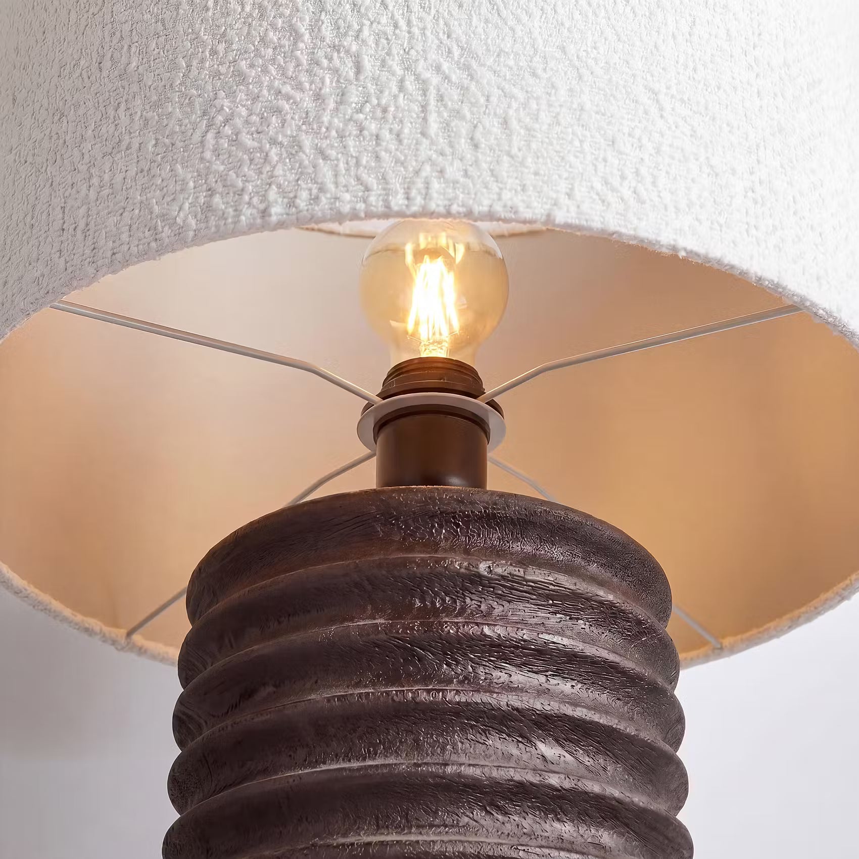 GROOVED Tischleuchte - Mangoholz/Polyester/Polyacryl/Eisen - Schwarz/Weiß -1-flammig