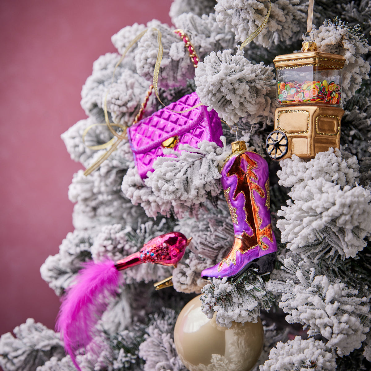 Bunter Christbaumschmuck aus Glas an beschneitem Weihnachtsbaum