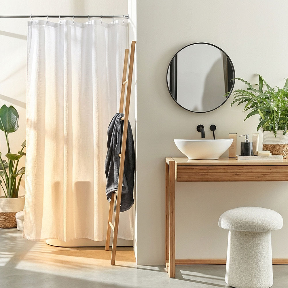 Weißer Duschvorhang in Waffeloptik im hellen Badezimmer