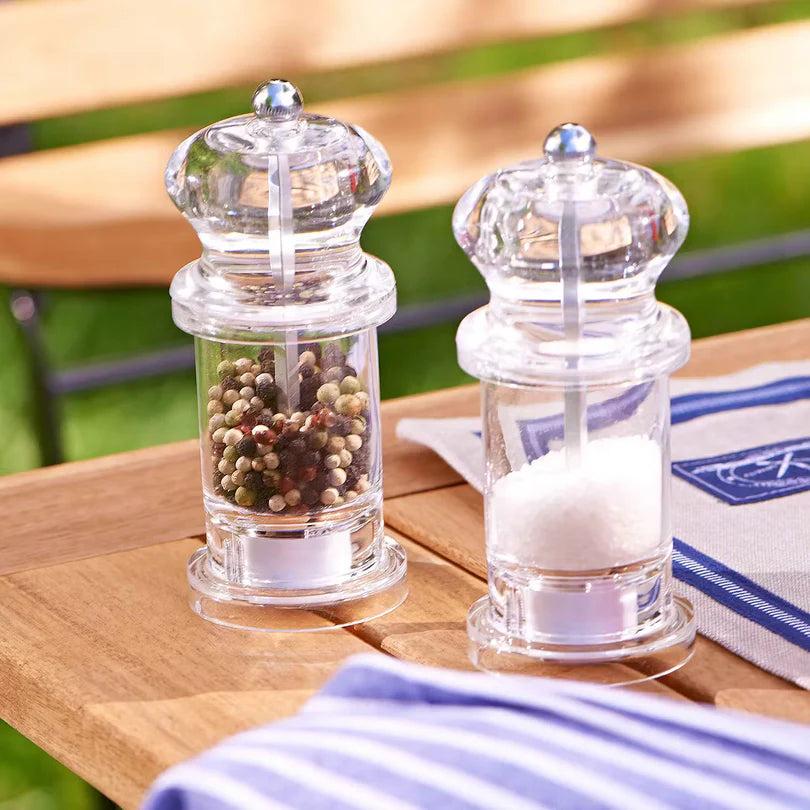 Transparente Salz- und Pfeffermühlen aus Acrylglas auf Gartentisch