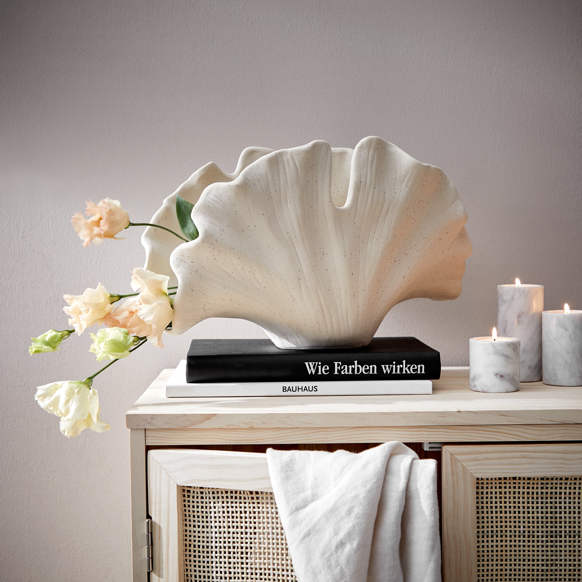 Muschelförmige Deko-Vase mit Marmor Teelichthaltern auf Sideboard